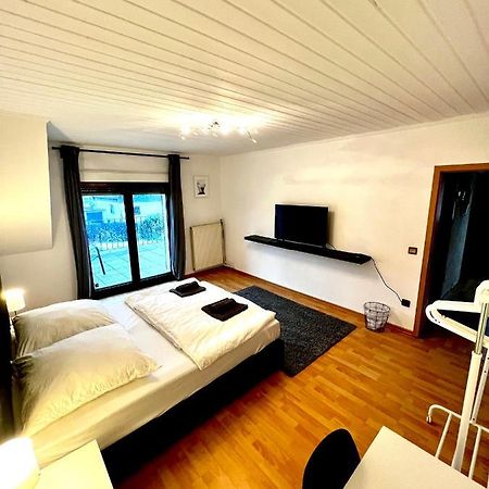 Praktisches Zimmer Im Grossen Haus Mit Garten デュッセルドルフ エクステリア 写真