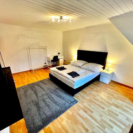 Praktisches Zimmer Im Grossen Haus Mit Garten デュッセルドルフ エクステリア 写真