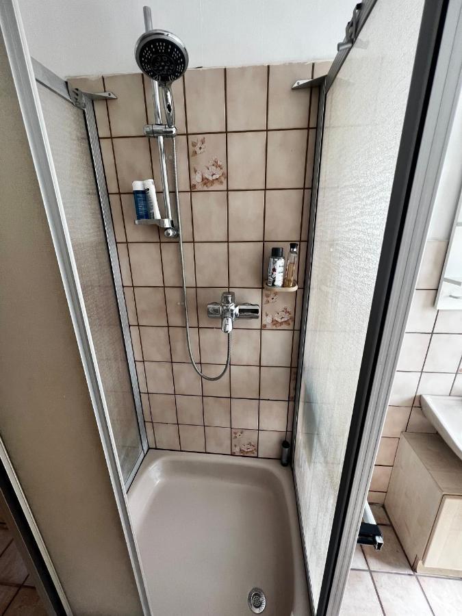 Praktisches Zimmer Im Grossen Haus Mit Garten デュッセルドルフ エクステリア 写真